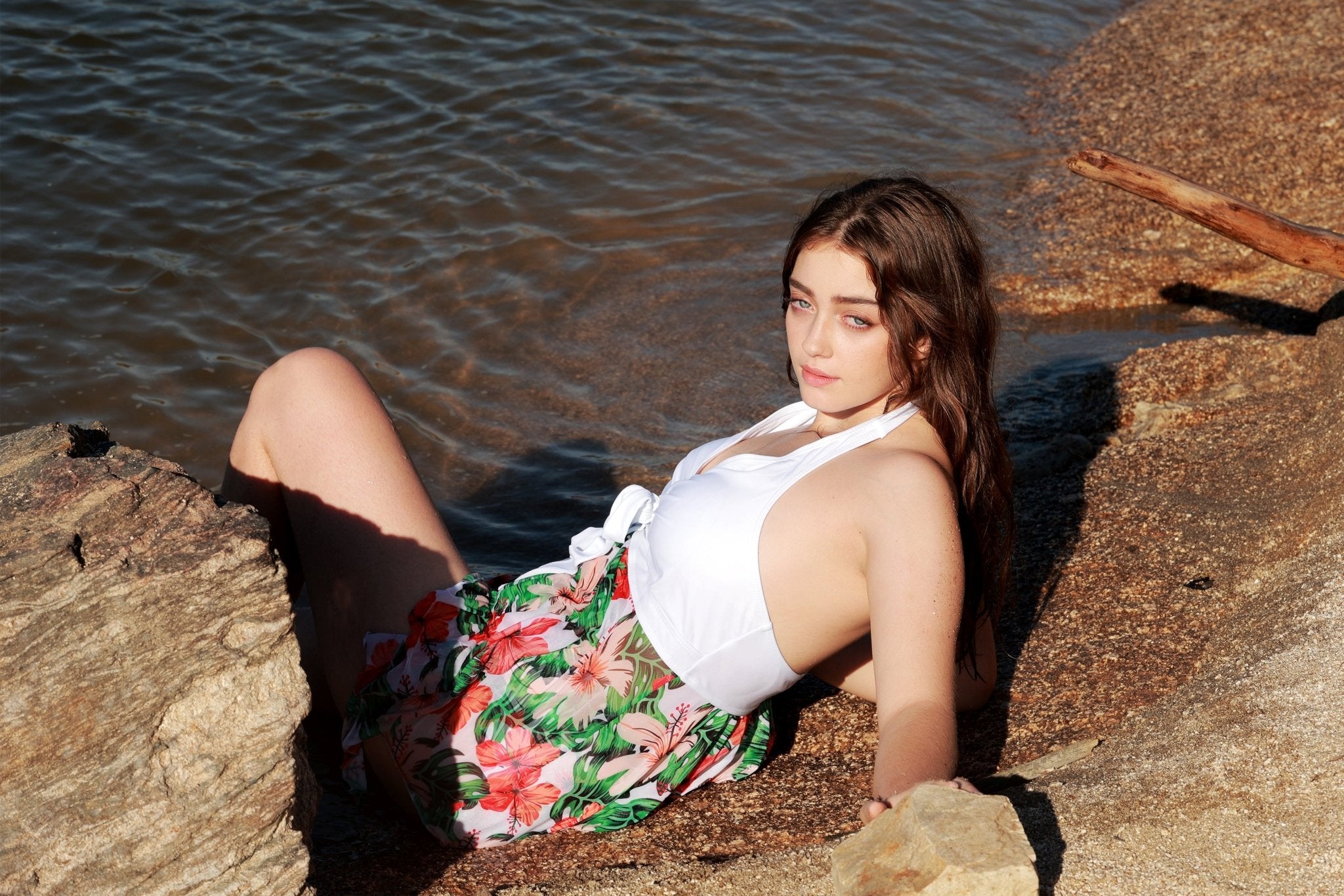 Most Suitable Swimwear Styles for Plus-Size Women. - POSESHE